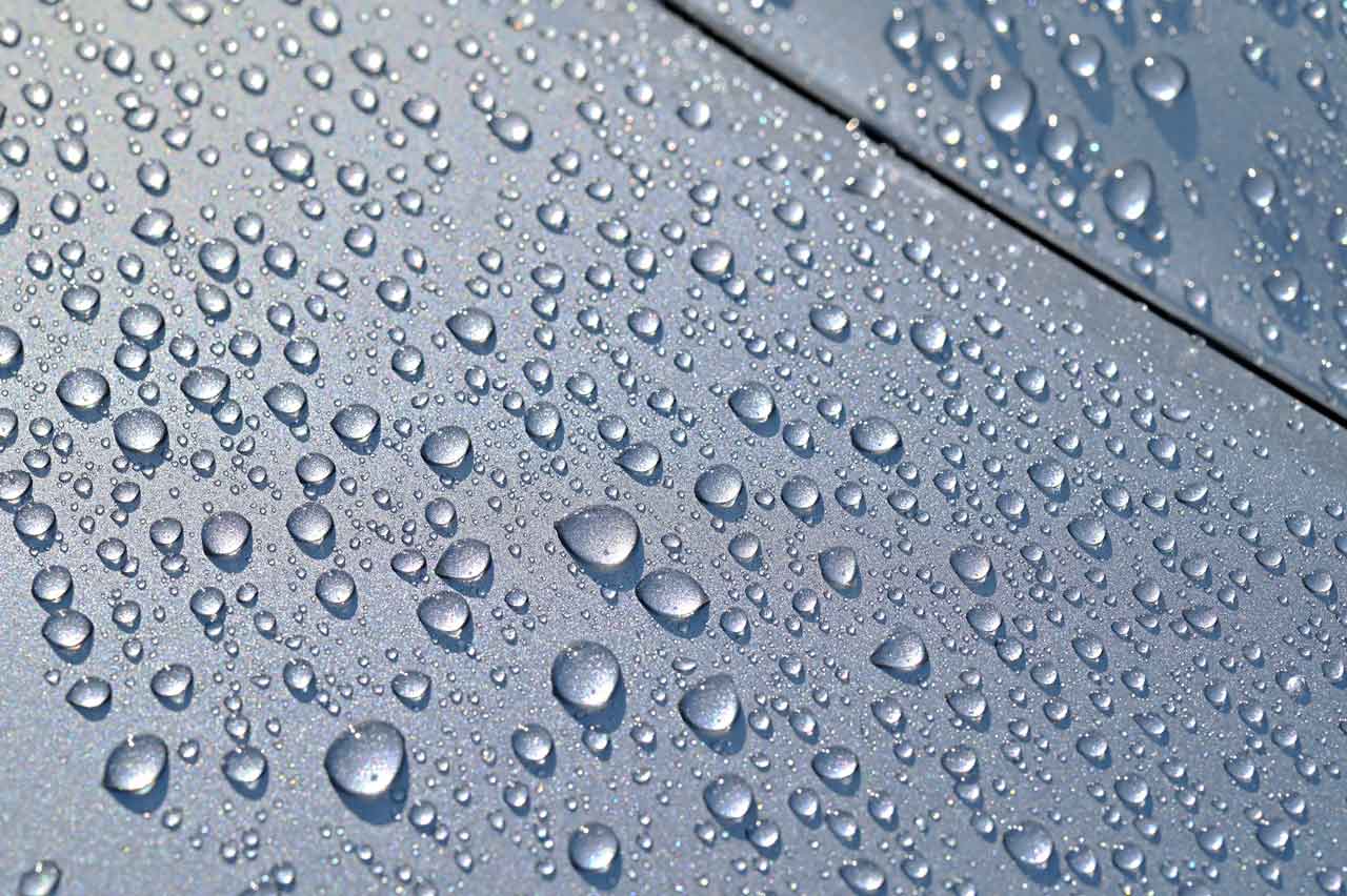 水を弾いている車