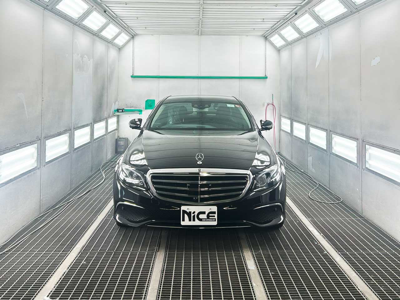 塗装ブース内のベンツ