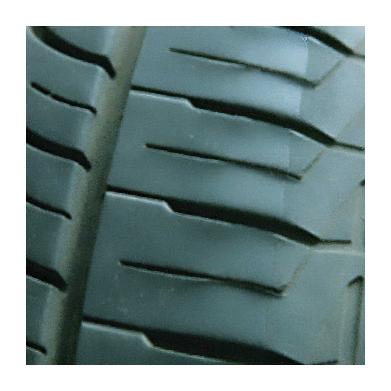 偏摩耗したタイヤ